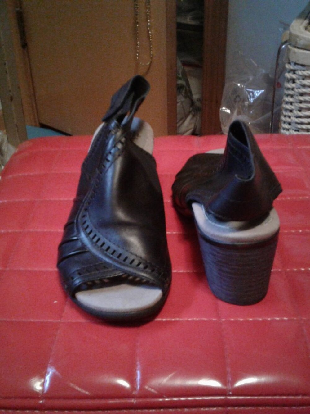 Women's Earth Black Leather Slinback Peep Toe Laser Cut Sandals Size 10 w/Box